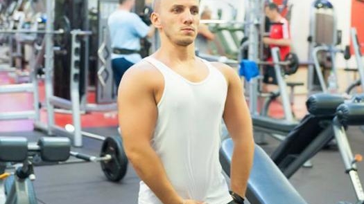 MIHAI TRĂISTARIU îşi pune sănătatea în pericol! Unde s-a pozat cântăreţul:‘’ Nu te mai duce, e cancerigen!’’