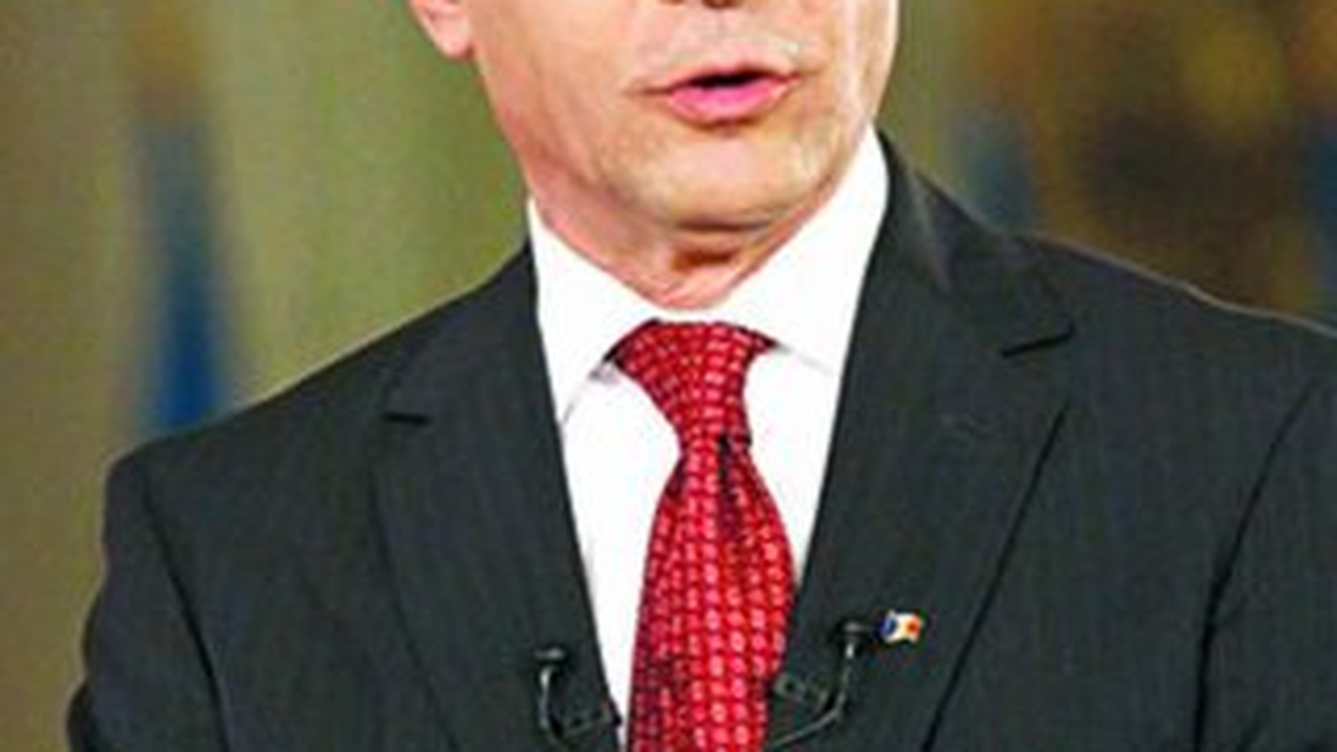 Presedintele Basescu a facut o baie de multime la Arcul de Triumf, dupa incheierea paradei