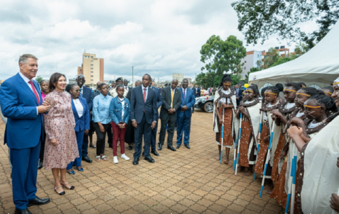 Carmen Iohannis a dansat cu localnicii la o școală din Kenya. Copiii au primit 30 de laptopuri cadou de la statul român VIDEO