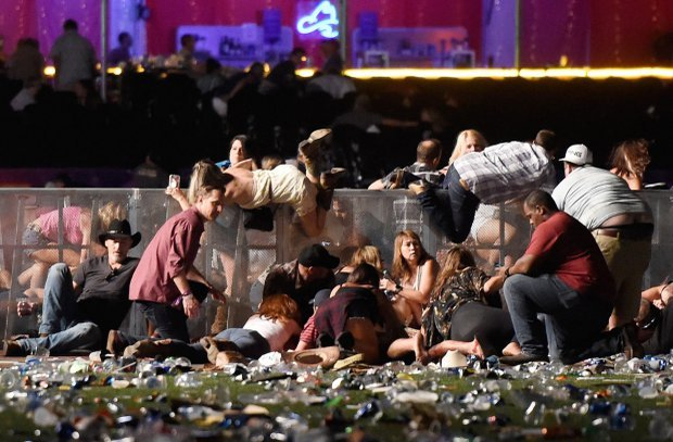 Femeia şi-a scos telefonul după ce a fost blocată în masacrul din Las Vegas. A rămas şocată când a văzut că iPhone-ul încasase un glonte în locul ei