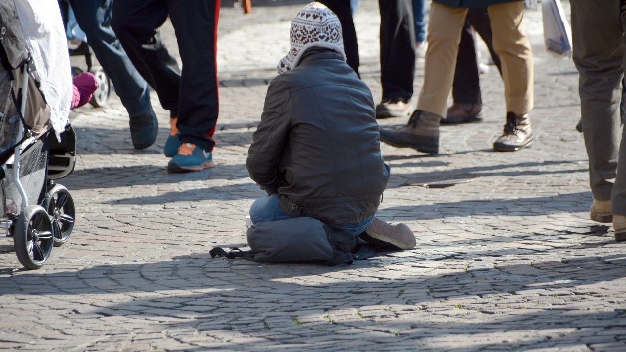 Lecție de modestie predată la un semafor din București. Ce a făcut un cerșetor care a primit 50 de lei de la o femeie