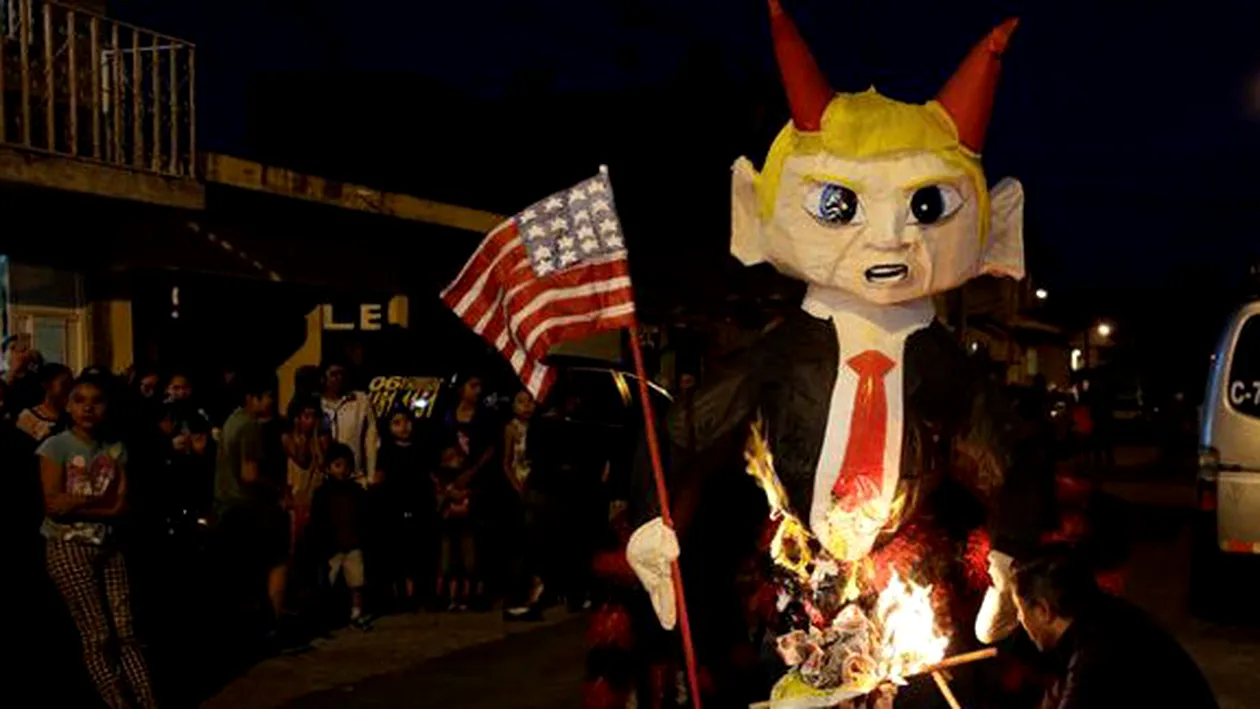 Fotografii cu DONALD TRUMP, arse la o ceremonie ciudată din Guatemala: Participanţii au spus că e reprezentarea diavolului