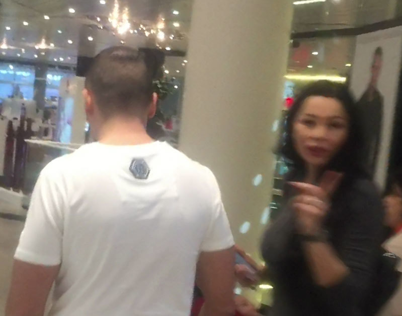 Brigitte Sfăt îi spune bărbatului că trebuie să se întoarcă la un magazin