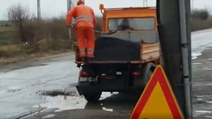 VIDEO. Asfaltare cu apă de ploaie, la Calafat. Ce au pățit muncitorii care au pus bitum în groapa plină cu apă de pe DN 56