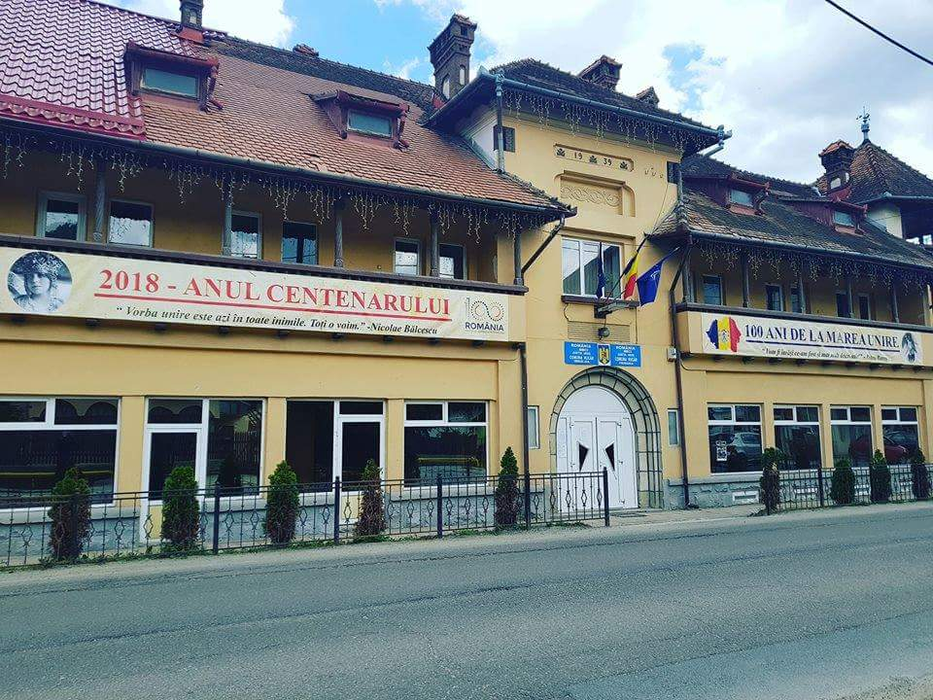 În ziua nunții, fiica unui politician a fost dusă la biserică într-o căruță trasă de boi. Imagini senzaționale cu fericiții miri