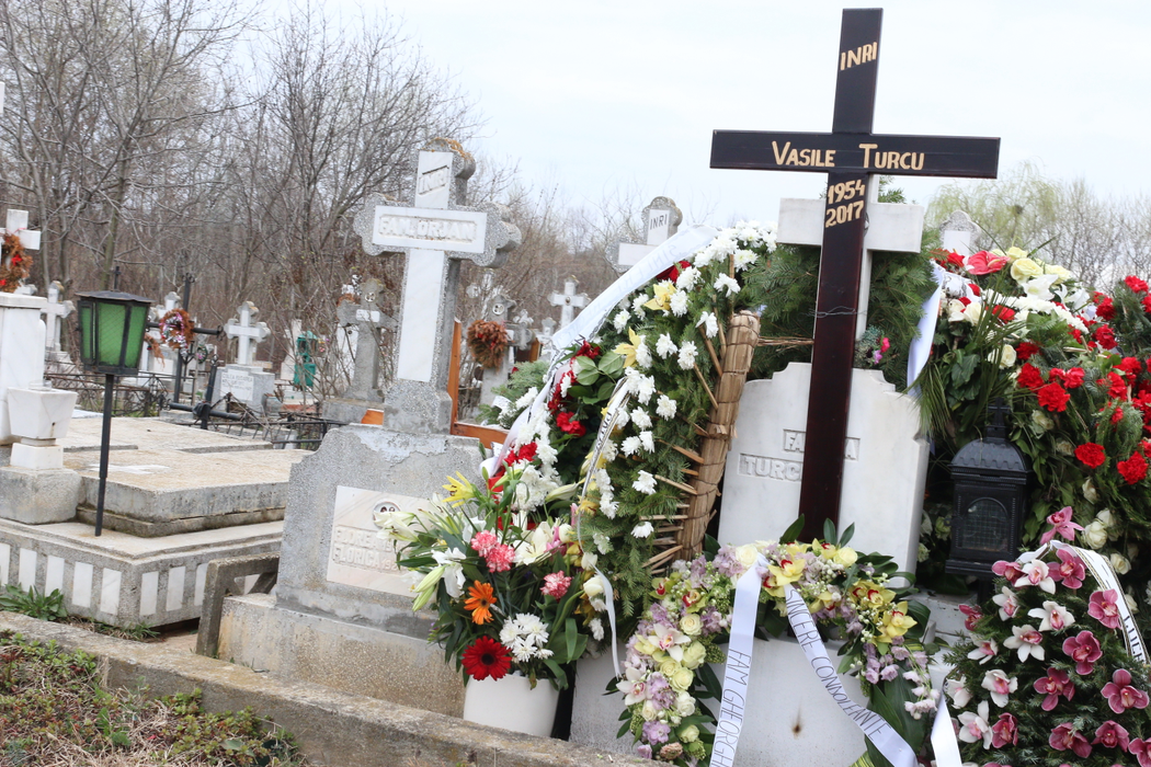 Cei care au dorit să lase un omagiu la mormântul lui Vasile Turcu au depus un număr absolut impresionant de coroane şi flori, majoritatea în culorile alb şi roşu, emblematice pentru Clubul Dinamo, al cărui acţionar a fost pentru o perioadă bună de timp.