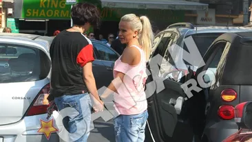 O cantareata celebra de la noi, suspect de apropiata de o femeie.  Vezi cum se tine de mana cu o bruneta si cat de duios o priveste