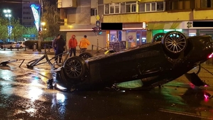 Accident spectaculos în București. Șoferul unui bolid a apăsat puternic pedala de accelerație și s-a răsturnat