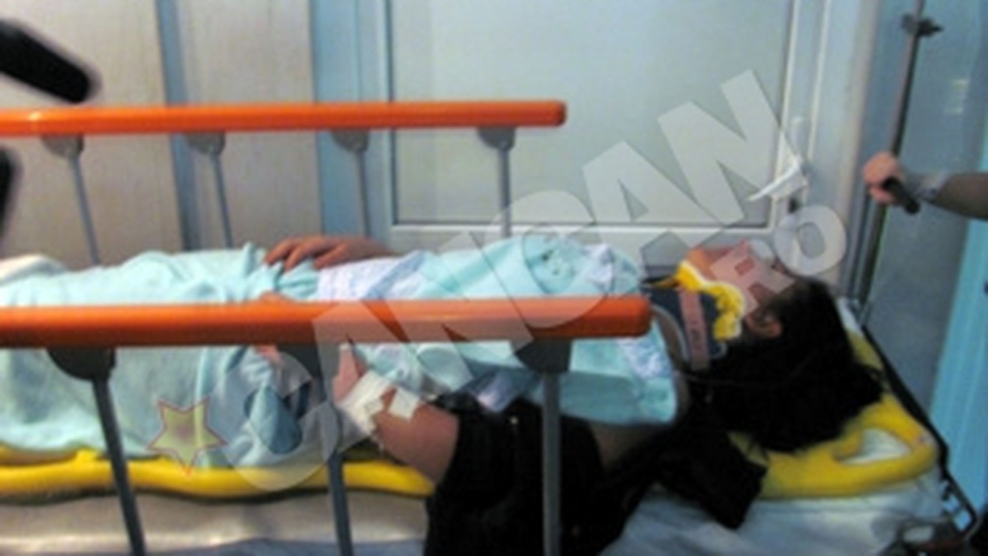 O fata s-a aruncat de pe casa pentru ca mama ei nu o lasa sa iasa cu iubitul!