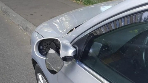 Un bărbat şi-a lăsat maşina parcată pe trotuar şi şi-a găsit oglinda spartă. Ce s-a întâmplat la scurt timp