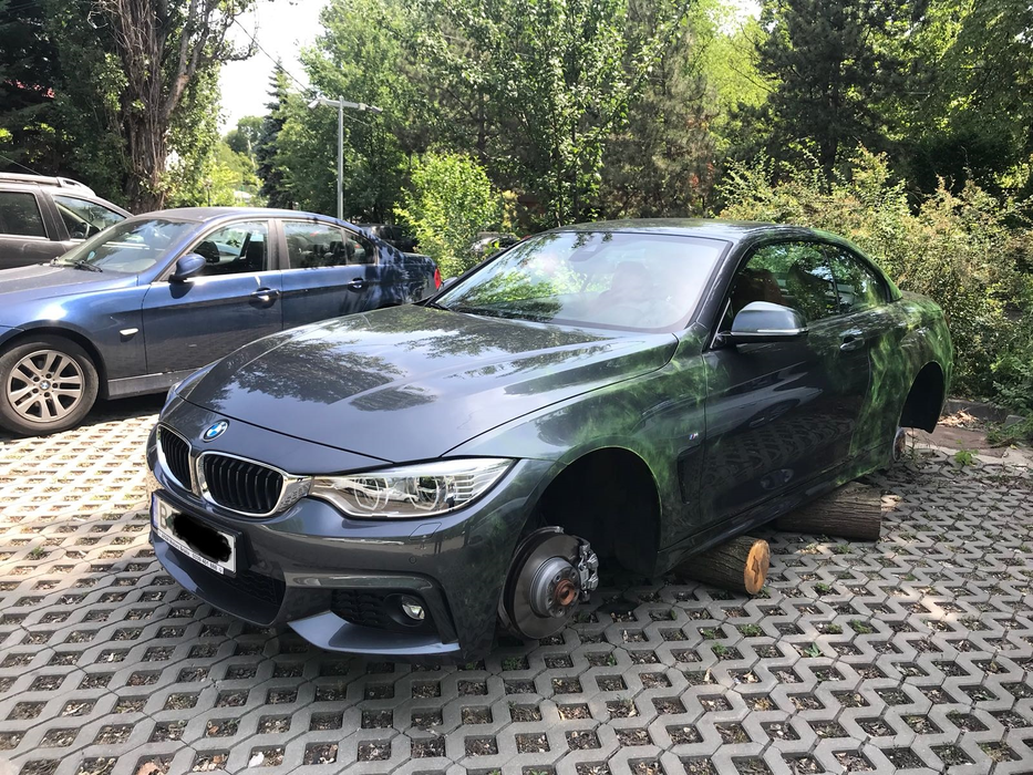 Bolidul a fost pus pe butuci de hoți