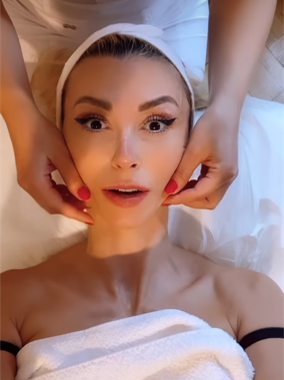 Andreea Bălan, în timpul tratamentului facial
