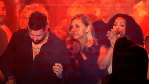 Cum și-a dat Andreea Ibacka "restart" după divorț? Fosta soție a lui Cabral și Majda i-au făcut "marcaj strâns" lui Mahmut Orhan. Fetele vesele nu s-au dezlipit o clipă de cel mai viral DJ