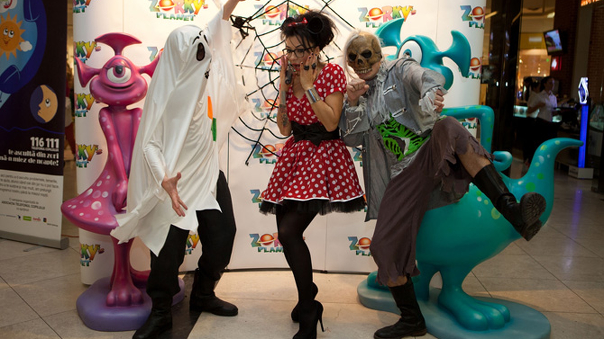DJ Wanda s-a costumat in Minnie Mouse si a dansat cu mortii pe scena! Iata cum s-au imbracat copiii vedetelor de Halloween