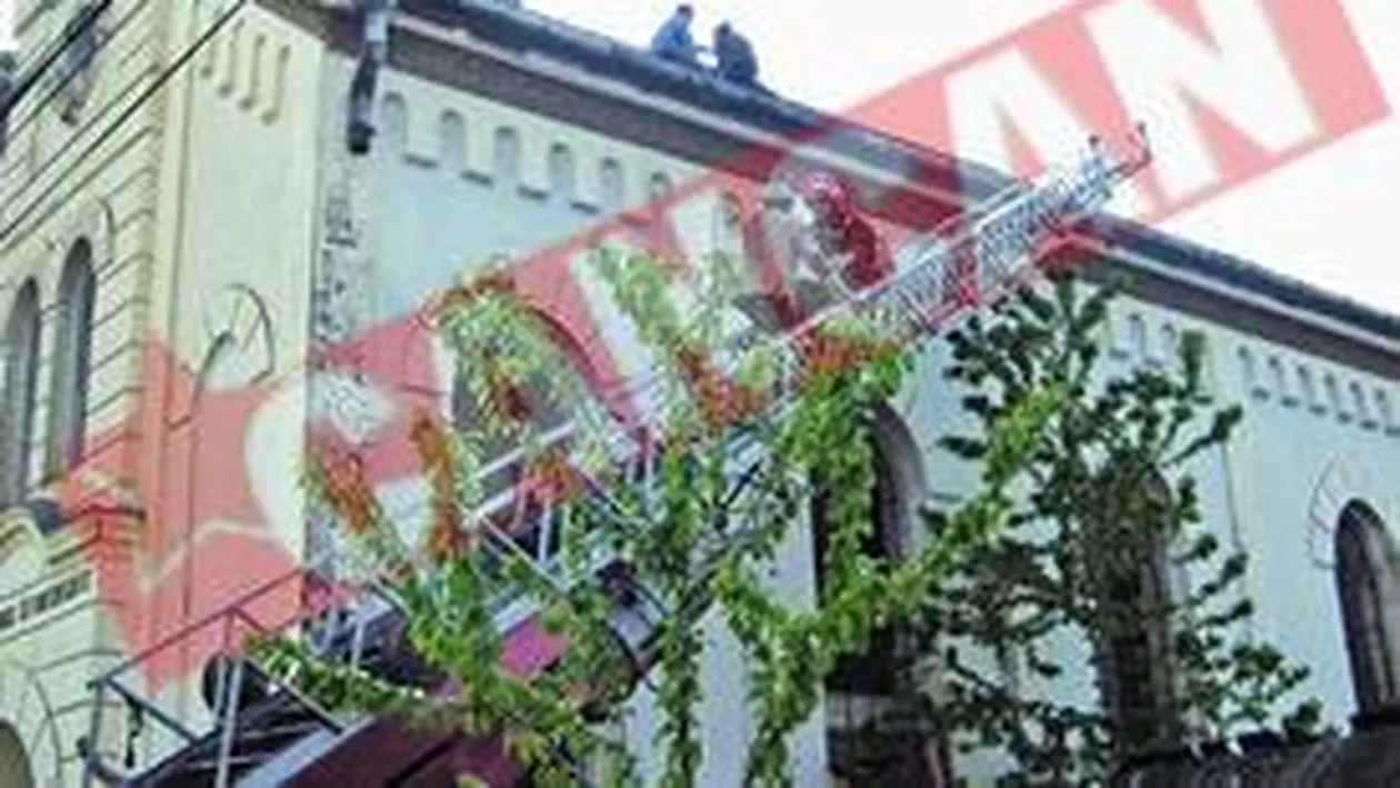 Au protestat urcati pe biserica Si pe primarie