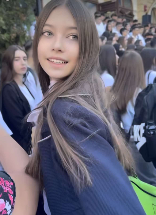 Ținuta purtată de Mikaela, fiica Iuliei Albu, în prima zi de liceu