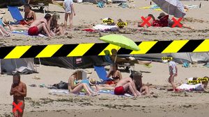 Imagini scandaloase pe plaja de nudiști din 2 Mai. S-au bronzat în pielea goală printre copii!