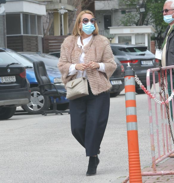 Andreea Esca se îndreaptă spre restaurant