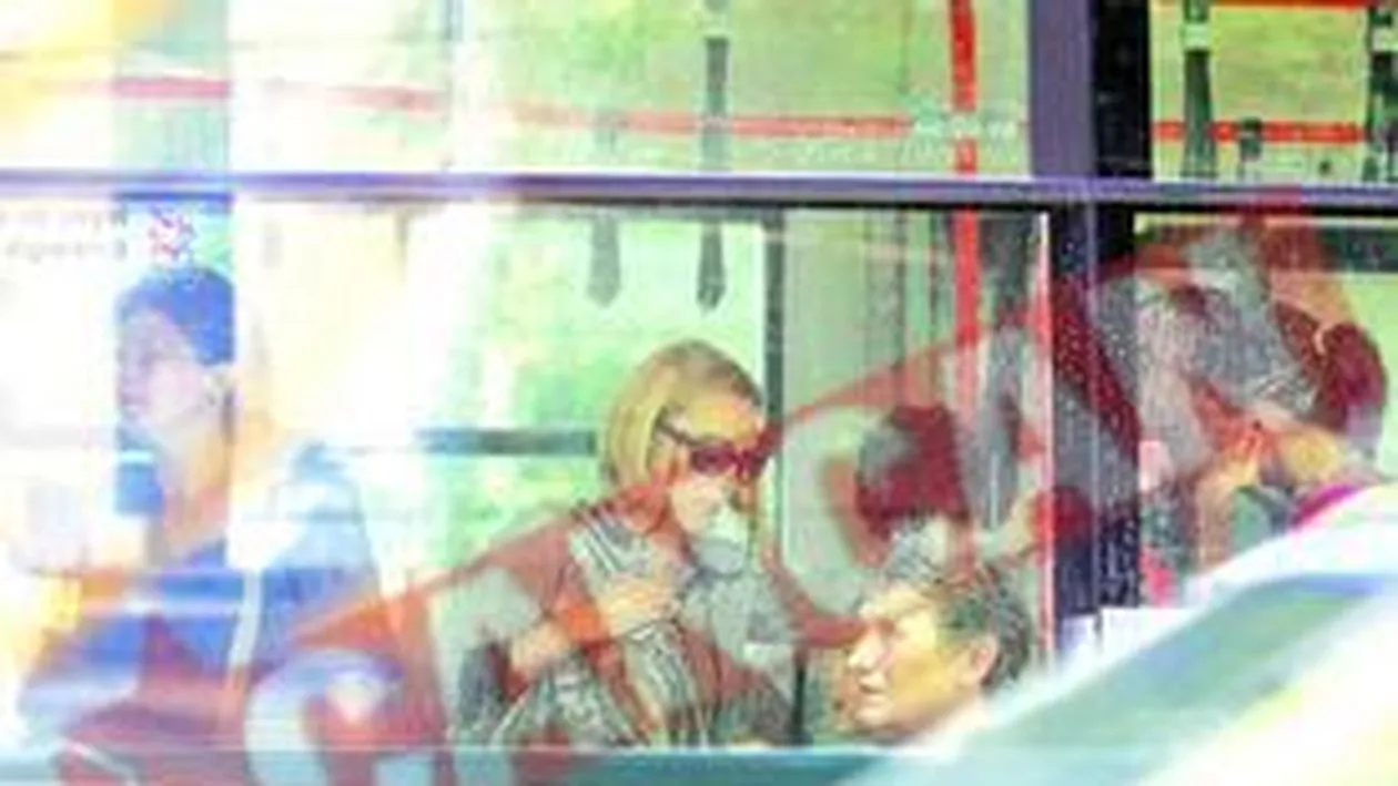 Andreea Esca merge cu troleibuzul!