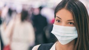 Masca de protecţie va fi obligatorie şi în aer liber, în zonele unde rata de infectare depăşeşte 6 la mie!