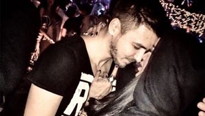 VIDEO EXCLUSIV. Asistenta TV s-a despărţit şi de ultimul iubit şi… Am filmat-o pe Cruduţa în amor cu faimosul hacker care a spart serverul NASA!