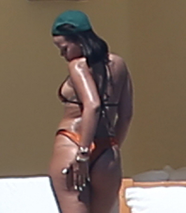 Rihanna, imagine de infarct! S-a pozat fără sutien!