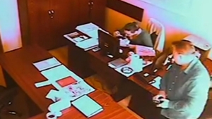 Scene uluitoare! O femeie este agresată la serviciu de șeful ei: îi împinge mâncarea peste față! VIDEO