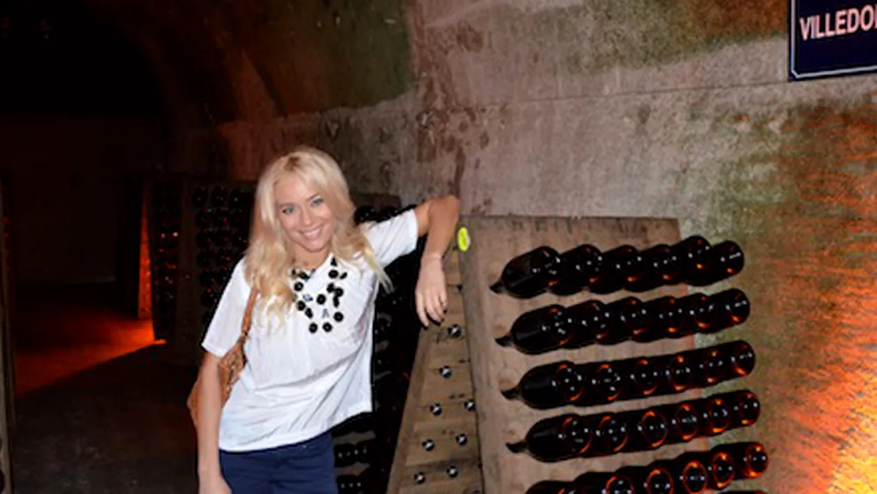 Laura Cosoi, in vizita la cateva crame din Franta! A degustat vinuri scumpe si a savurat croisante cu unt, cafele si foie gras