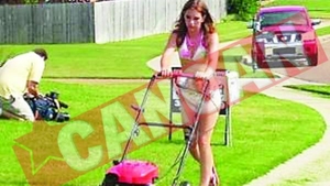Tund iarba in bikini