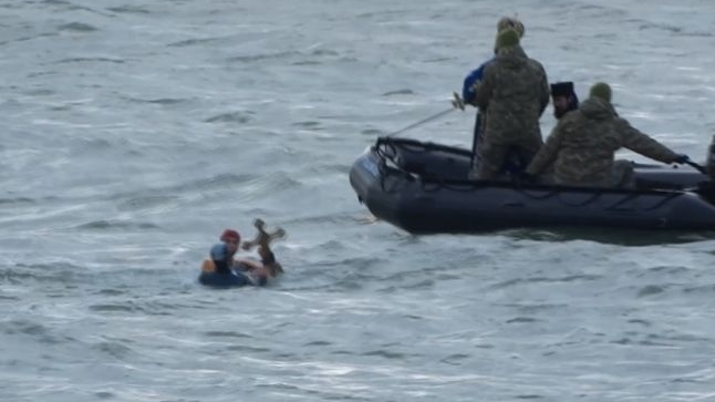 A prins crucea aruncată în mare, dar apoi a rămas fără ea: ”Mi-a smuls-o din mână și a început să mă lovească cu pumnii și picioarele”