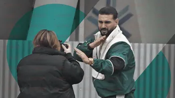 Dorian Popa, demonstrație „Kung Fu” pe străzile Capitalei. Trafic, oameni, claxoane, nimic nu a putut să îl oprească!