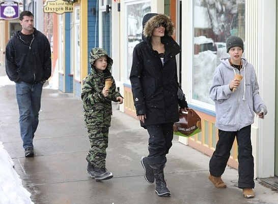 ANGELINA JOLIE a şi uitat de BRAD PITT! În plin divorţ de actor s-a distrat pe cinste alături de…