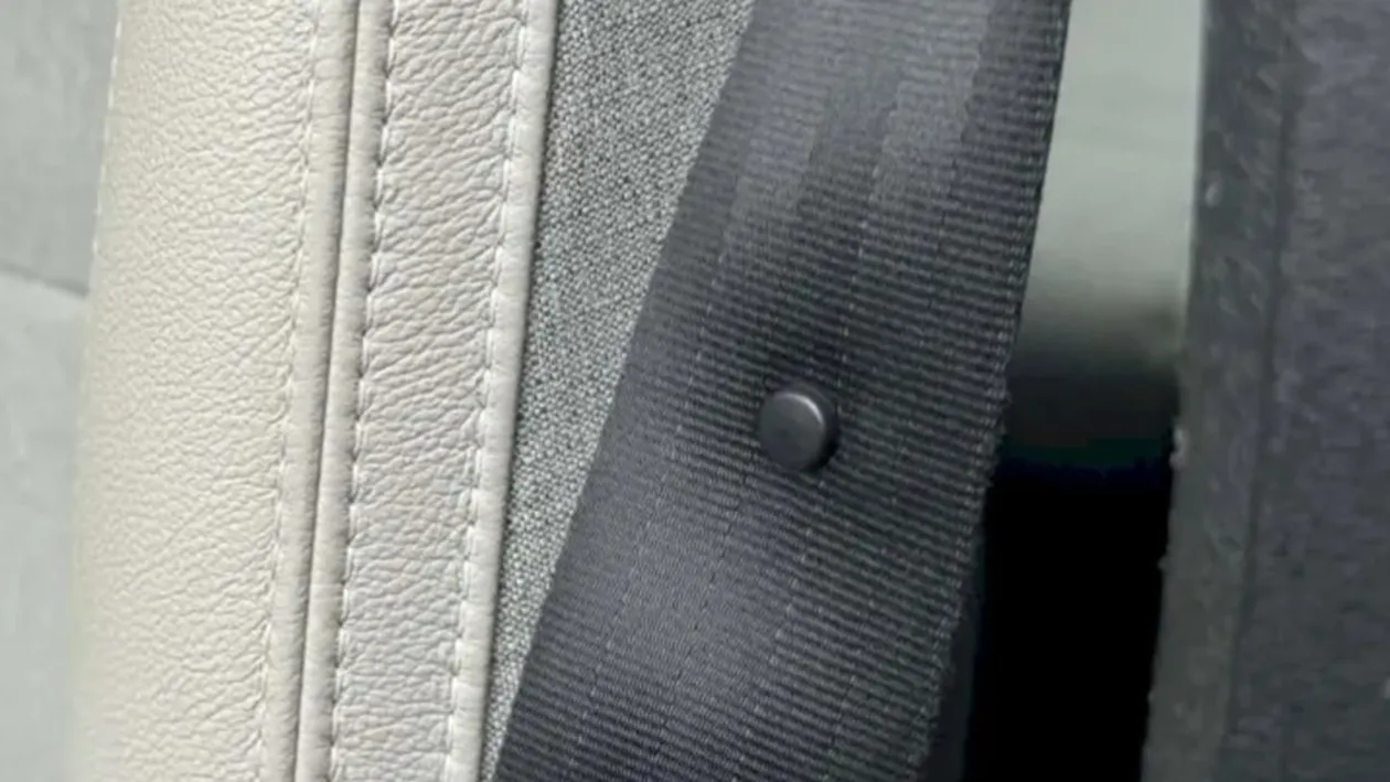 Puțini șoferi știu. La ce folosește butonul de pe centura de siguranță