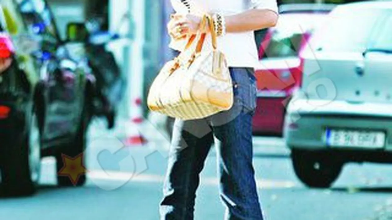 Fostul ministru al Muncii a luat o pauza! Lazaroiu si-a plimbat iubita in parc