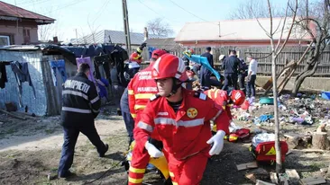 VIDEO. Un copil din Călărași care căzuse într-o fosă septică a fost salvat de pompieri, cu ajutorul altui copil