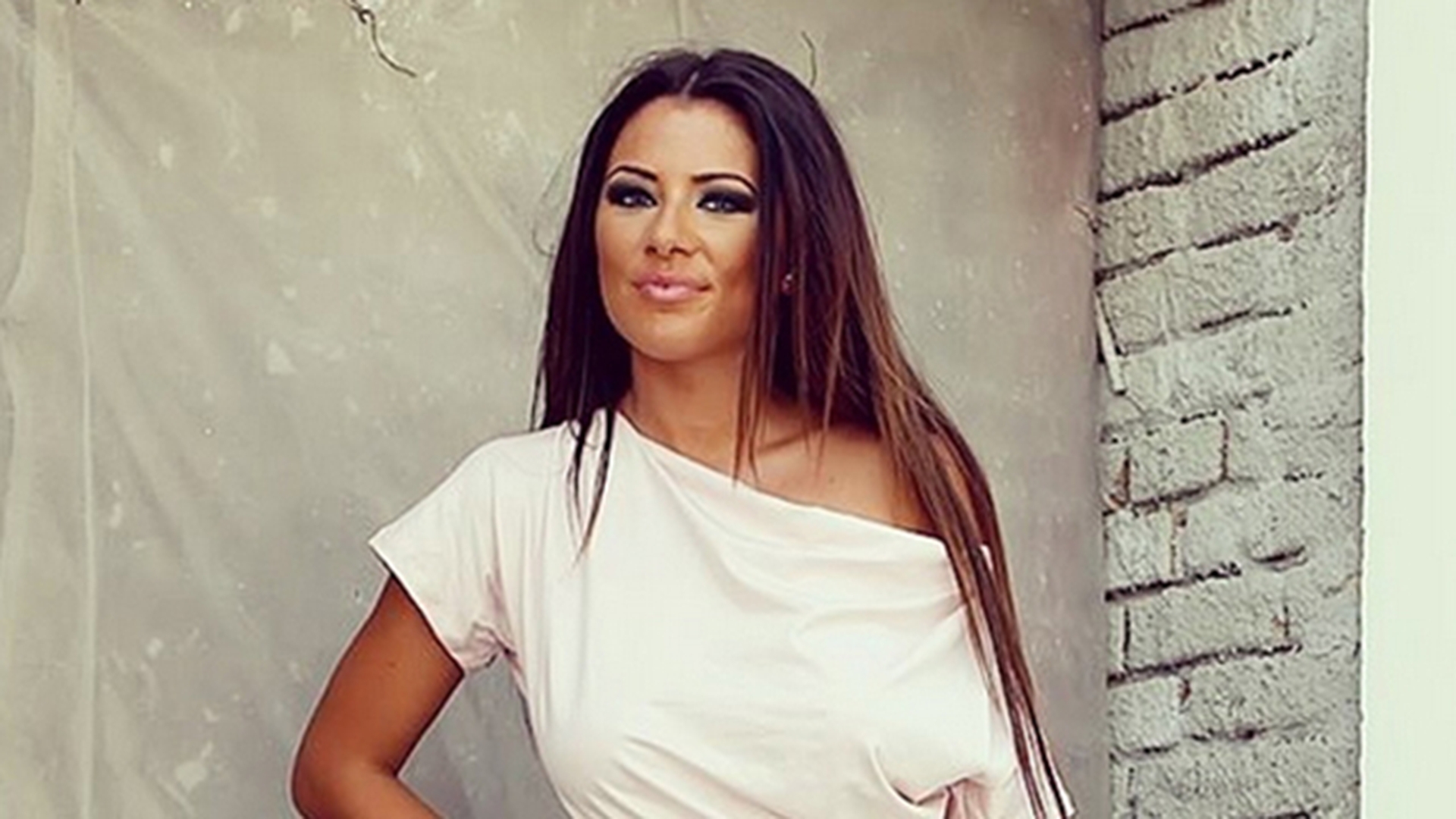 Roxana Vancea, dezbracata in mijlocul strazii! Trecatorii au inlemnit cand au vazut-o asa