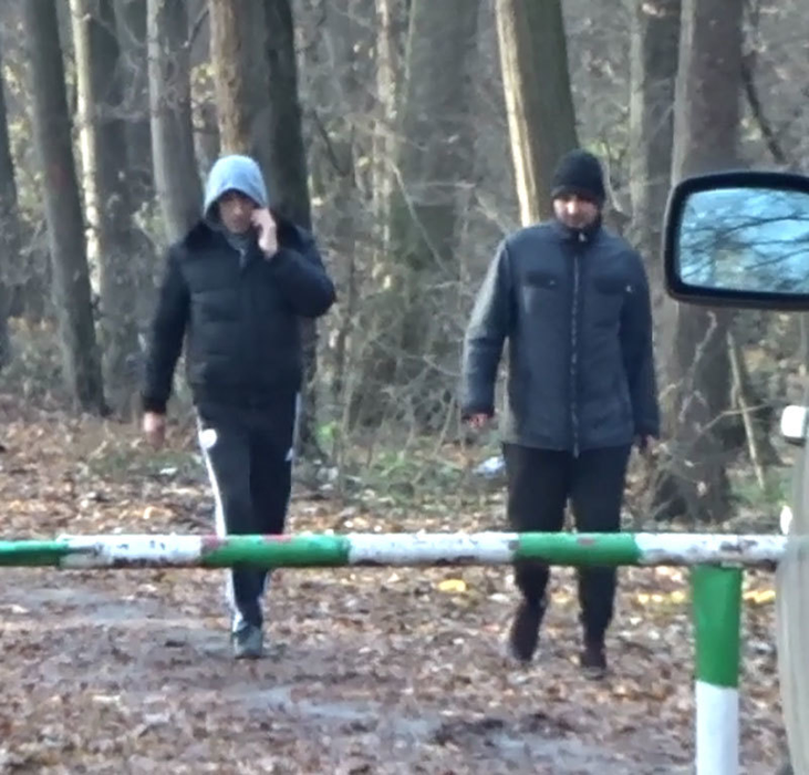 Victor Piţurcă şi Victorio au terminat sesiunea de jogging şi se îndreaptă spre maşină