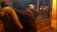 Video de senzatie! O femeie corpolenta isi bate barbatul cu pumnii si picioarele in plina strada