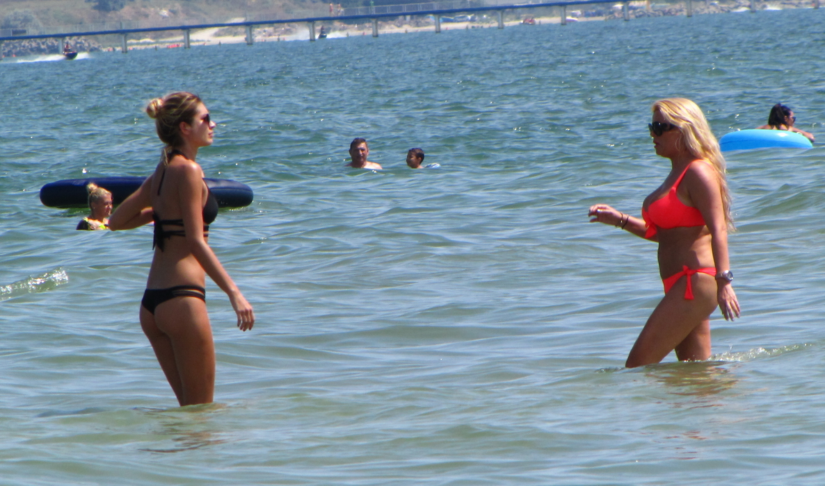 Doamnelor, nu vă lasaţi bărbaţii să vadă aceste imagini! Leta şi cu Nicoleta, ”pericole publice” pe plaja din Mamaia!