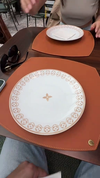 NU E BANC! Câți euro a plătit un român la cafeneaua Louis Vuitton din Milano pe 3 cafele, mâncare și desert