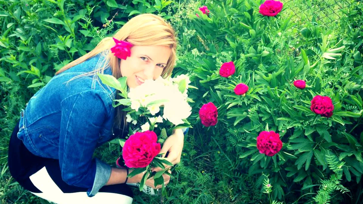 Una mai mandra ca alta! Alina Crisan si-a scos sora in parc pentru un pictorial senzual printre flori de iasomie si trandafiri!