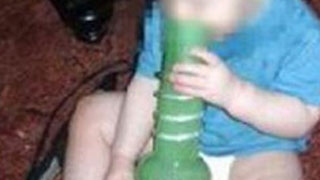 O fetita de 11 luni fumeaza narghilea in care se prepara drogurile