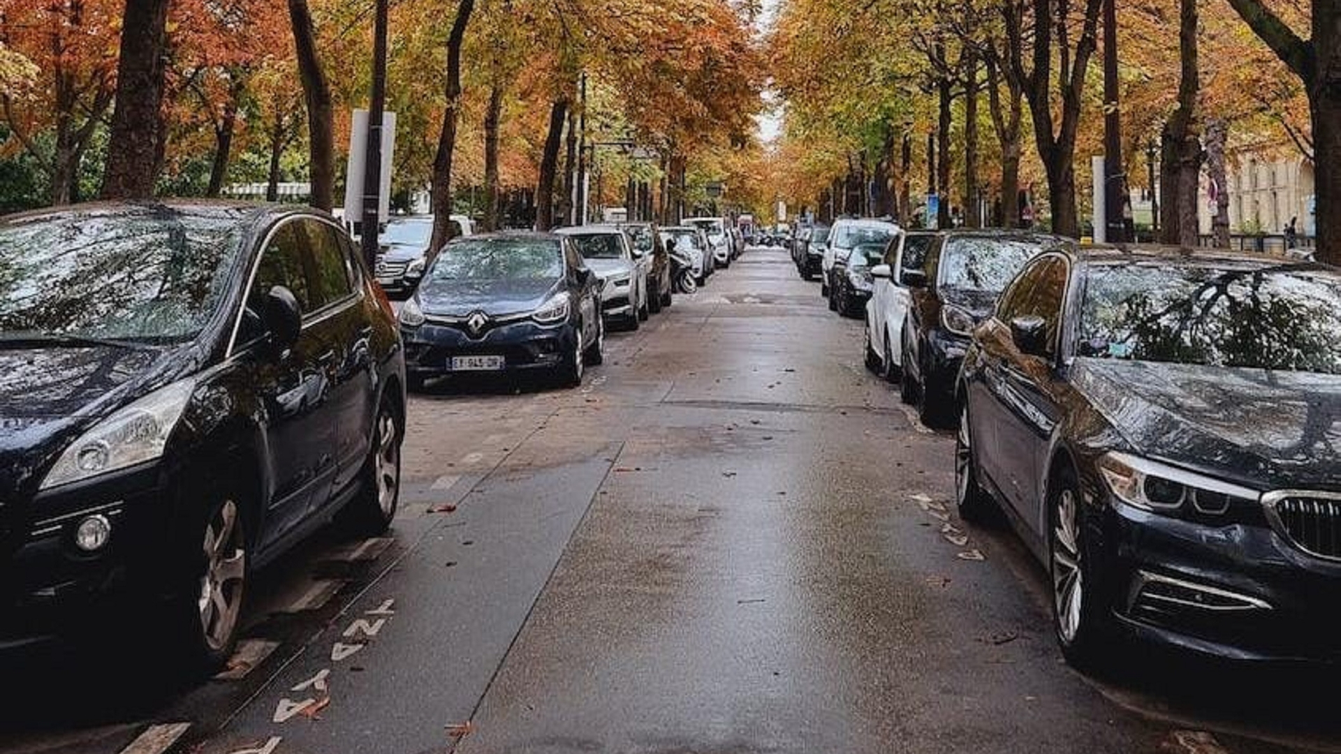 Atenție, șoferi! Klaus Iohannis a promulgat legea care permite Poliției Rutiere să ridice vehiculele parcate neregulamentar