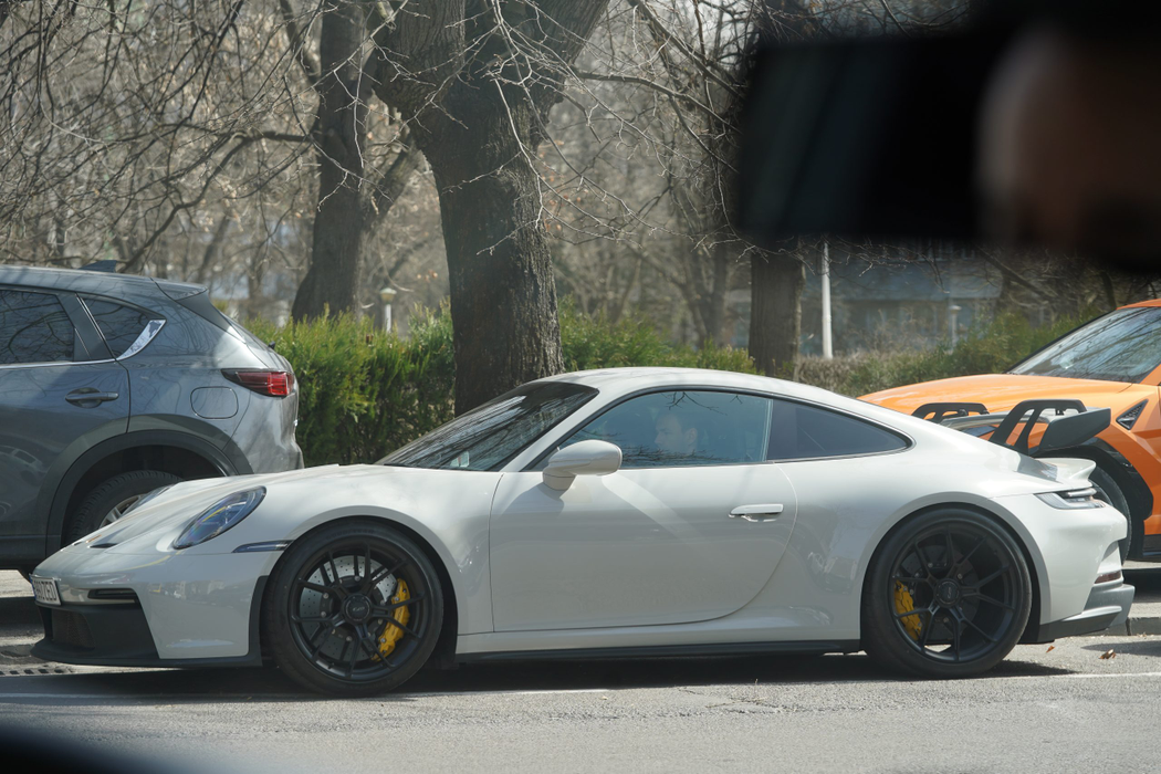 Zed și-a dus iubita la B4 cu un Porsche alb, achiziție nouă