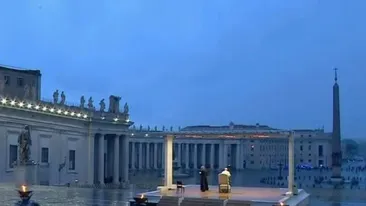 Moment unic la Vatican. Papa Francisc se roagă în ploaie pentru oamenii afectați de coronavirus. VIDEO