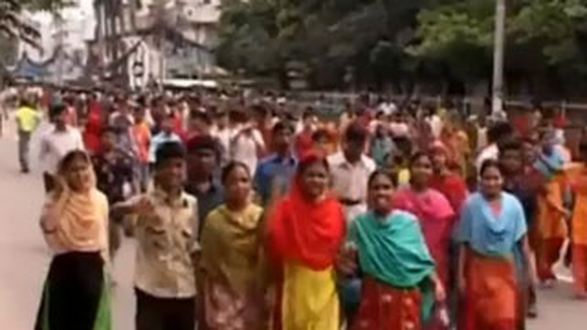 VIDEO Lupte de strada in Bangladesh pentru un salariu de 45 de dolari pe luna