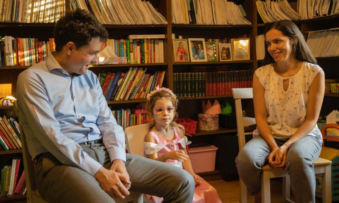 Pe mama sa, bunici, rude și prietenii apropiați, soția lui Nicușor Dan îi vizitează ori de câte ori are ocazia.
