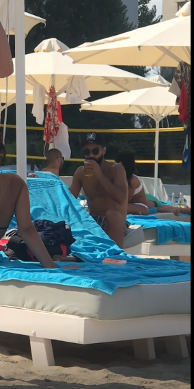 Fotbaliștii discută de-ale lor, pe plaja de la Mamaia