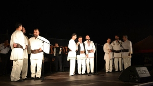 Preotii de la Topoloveni şi-au făcut trupă! Chiar si protopopul canta alaturi de Haiducii Vlădicii
