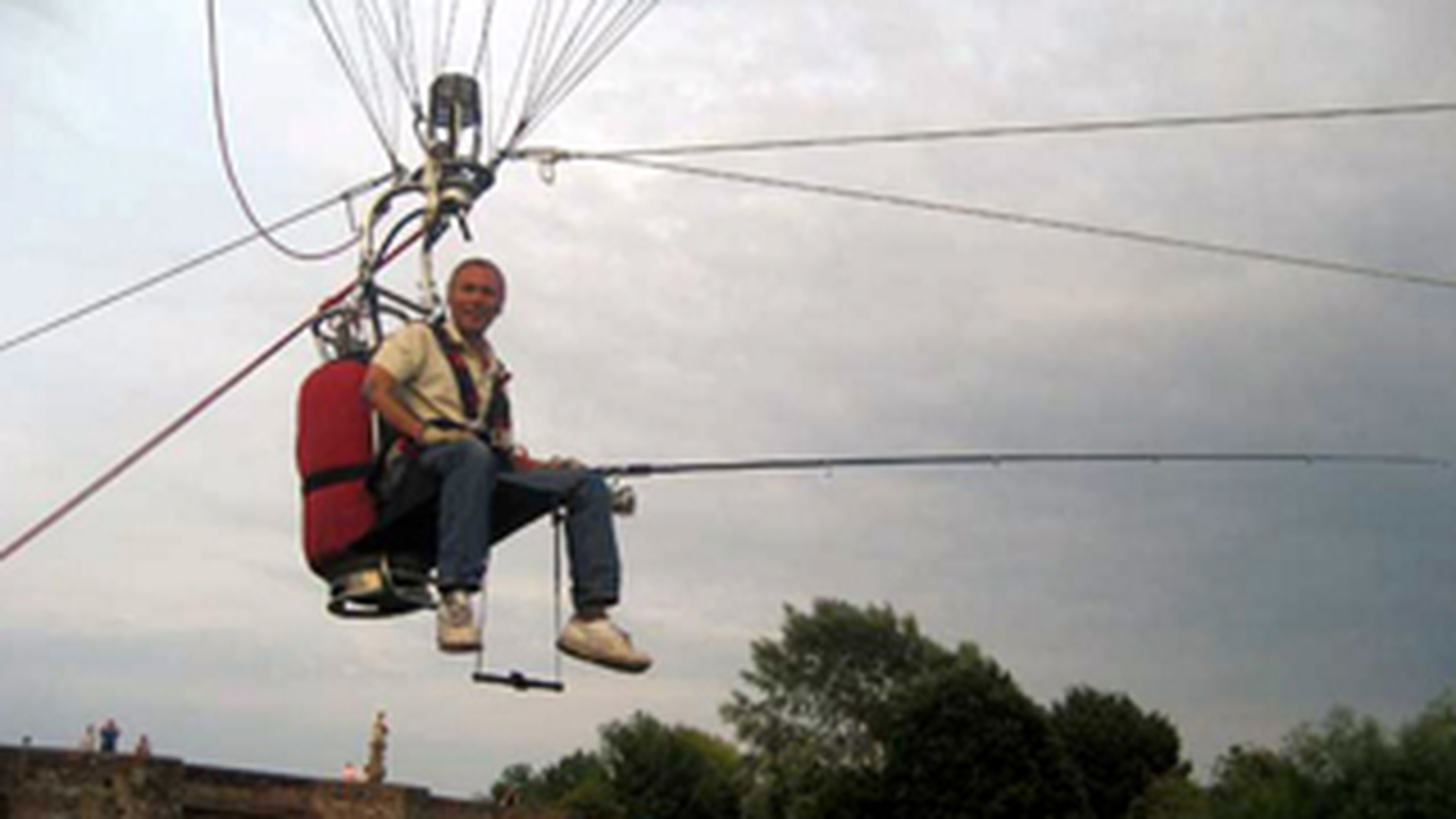 Un britanic s-a dus la pescuit intr-un balon cu aer cald